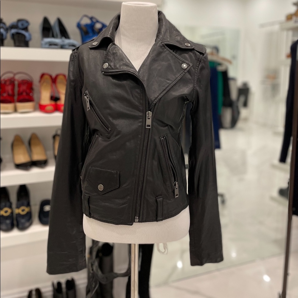 Beautiful jacket never worn I removed the tags
Selling because I have not use it